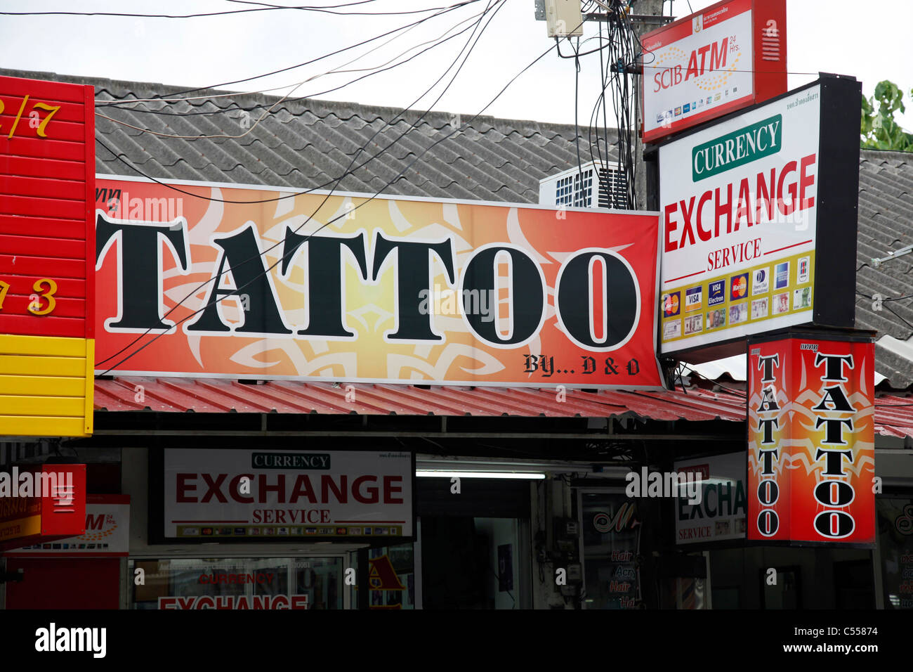 Salotto Tattoo e firmare a Patong, Phuket, Tailandia Foto Stock