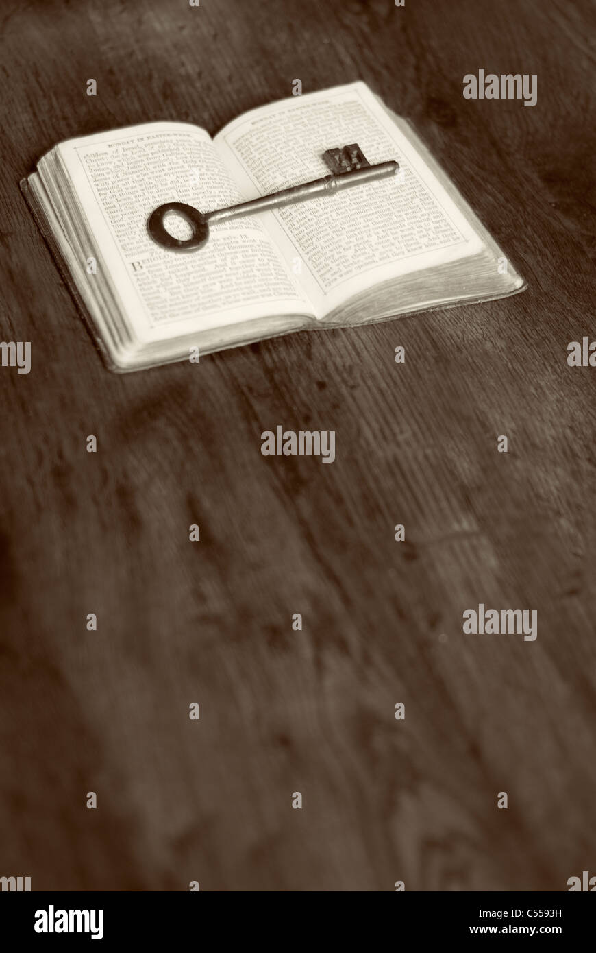 Vecchia chiave su un libro aperto Foto Stock