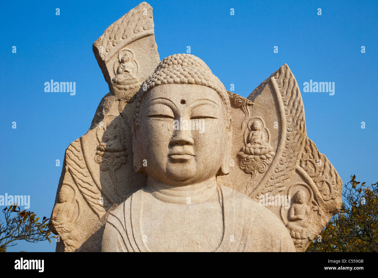 Standing Buddha di pietra in un museo, Gyeongju Museo Nazionale, Gyeongju, Corea del Sud Foto Stock