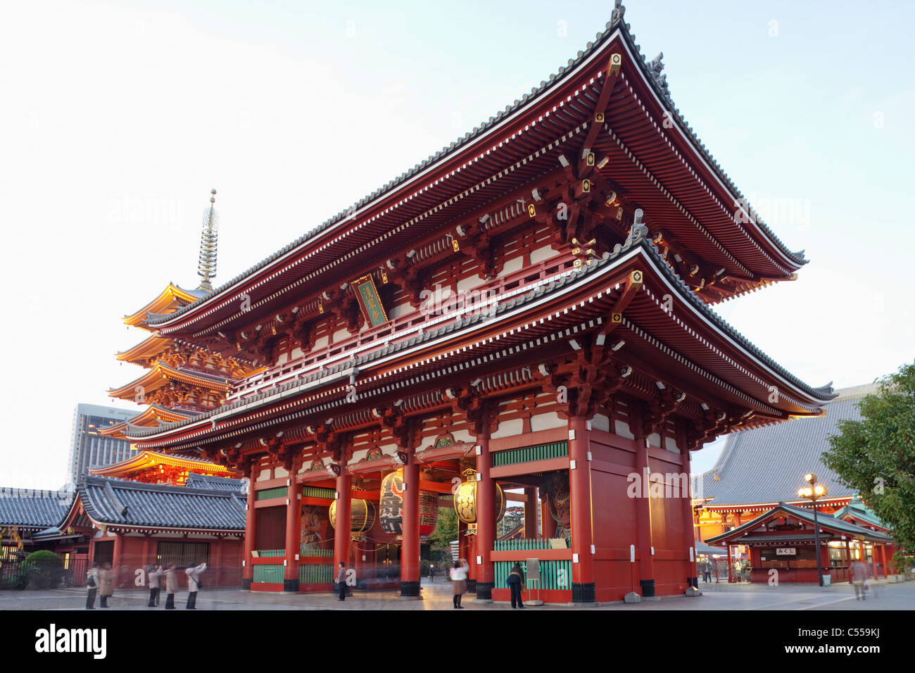Tempio in una città, il Tempio di Asakusa Kannon Asakusa, Prefettura di Tokyo, Regione di Kanto, Honshu, Giappone Foto Stock