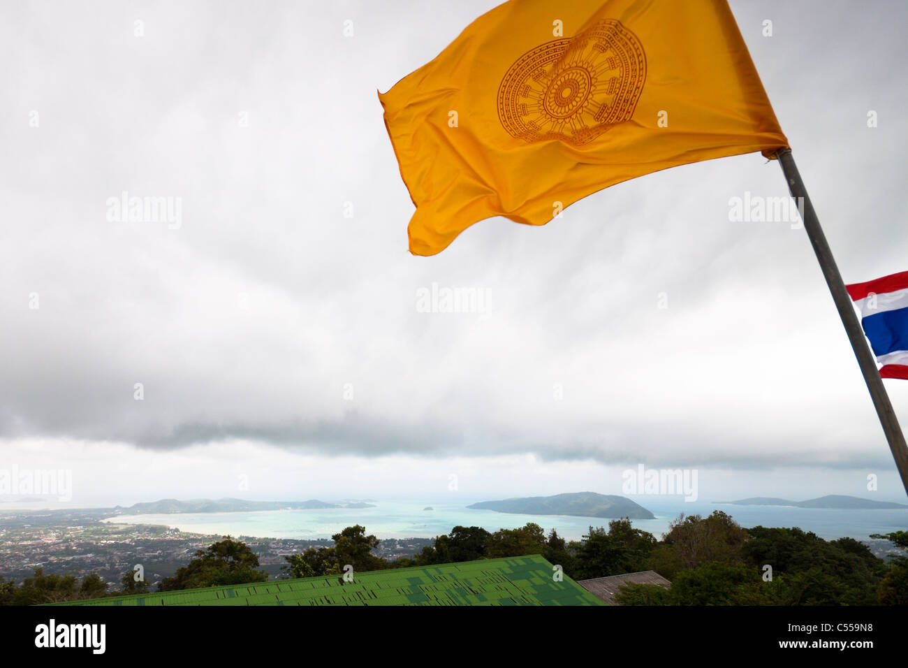 Bandiera buddista e cielo molto nuvoloso in Phuket, Tailandia. Foto Stock