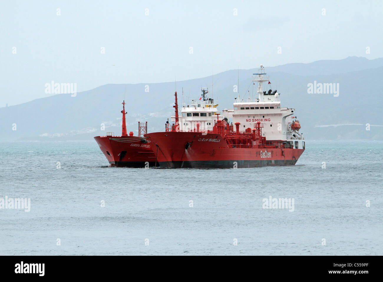 Cargo e petroliere ancorate di costa di Gibilterra nel Mare Mediterraneo partenza dal porto. Foto Stock