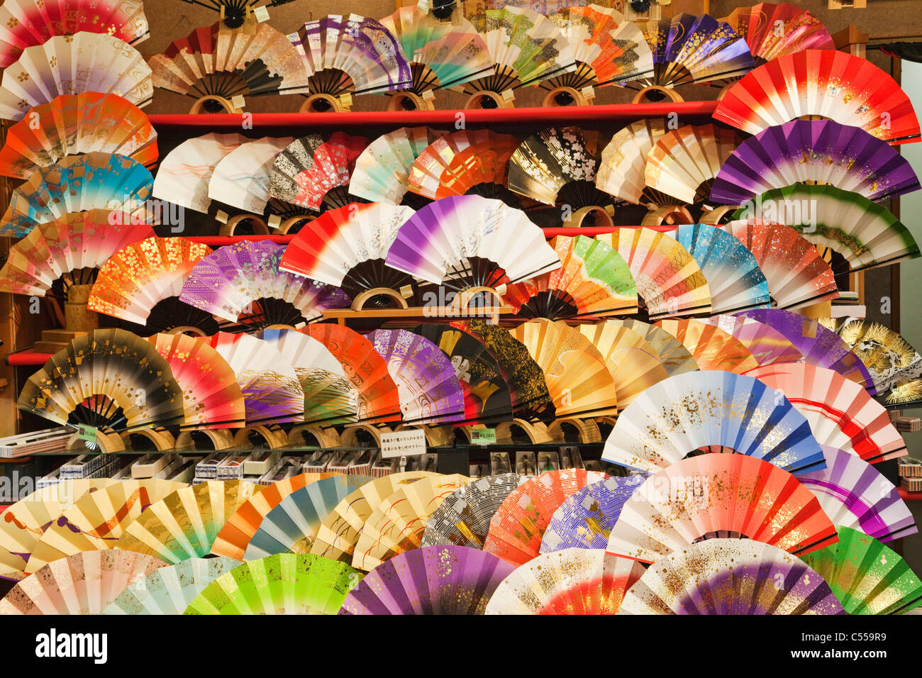 Giapponese i fan di piegatura per la vendita, prefettura di Kyoto, Kinki  Regione, Honshu, Giappone Foto stock - Alamy