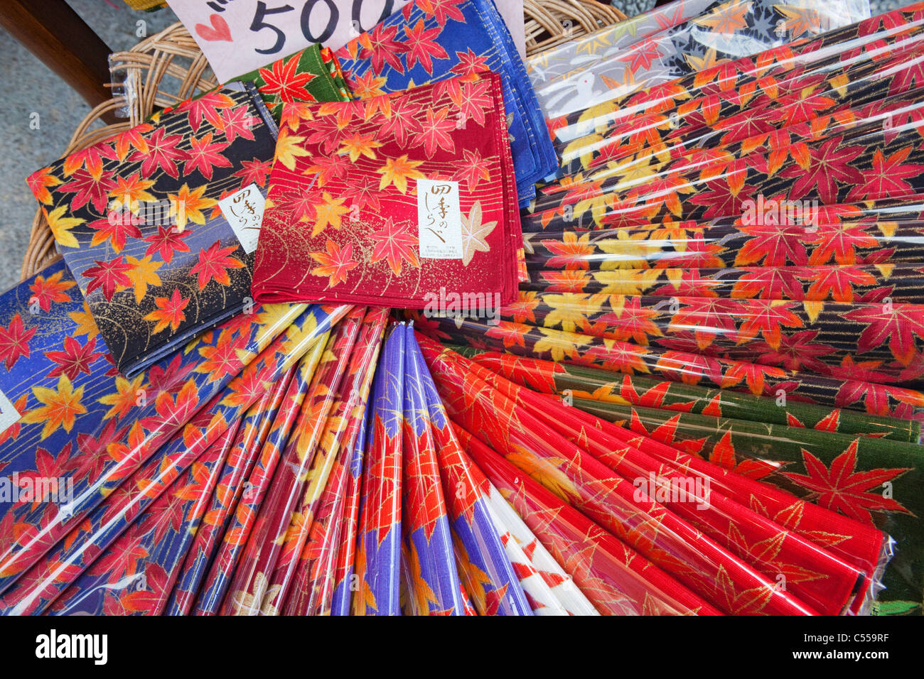 I fazzoletti da naso o da taschino di souvenir a un mercato in stallo  raffiguranti foglie di acero, Higashiyama Ward, prefettura di Kyoto, Kinki  Regione, Honshu, Giappone Foto stock - Alamy