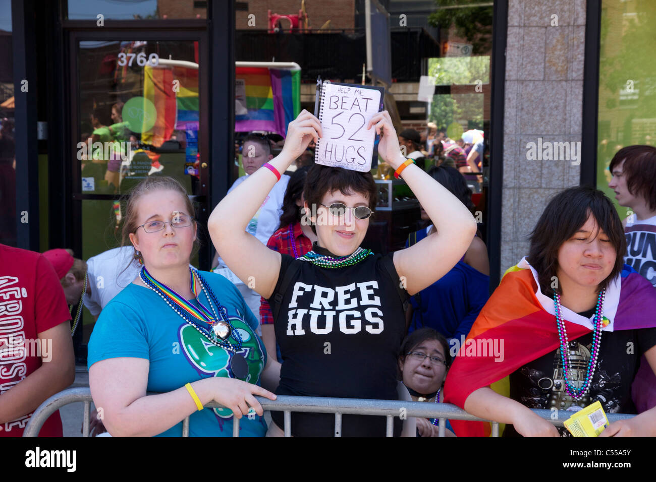 Spettatore offrendo free hugs presso il Chicago Pride Parade, 2011. Foto Stock