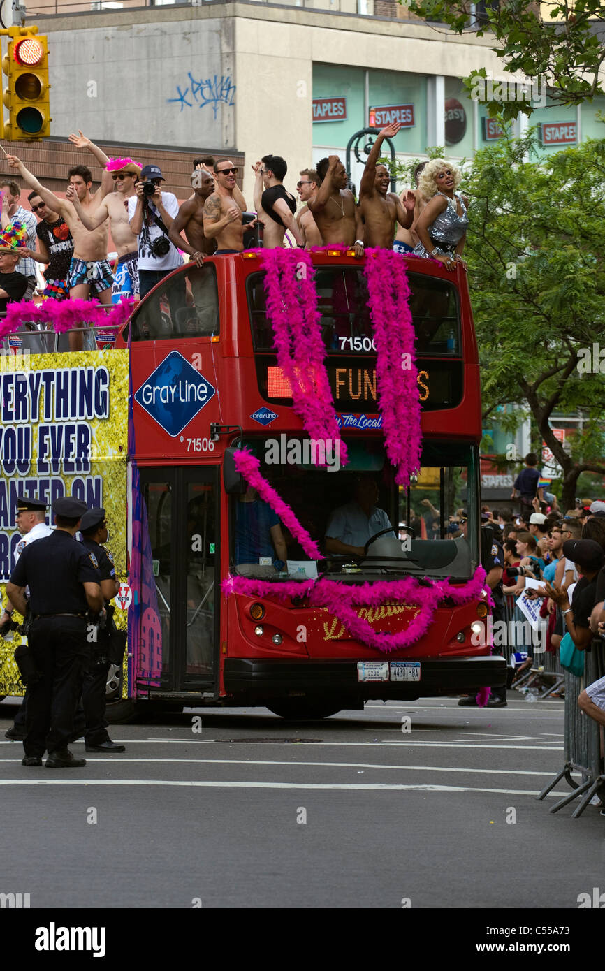 Double Decker Bus riempiti con i partecipanti del 2011 LGBT Gay Pride Parade di New York City Foto Stock