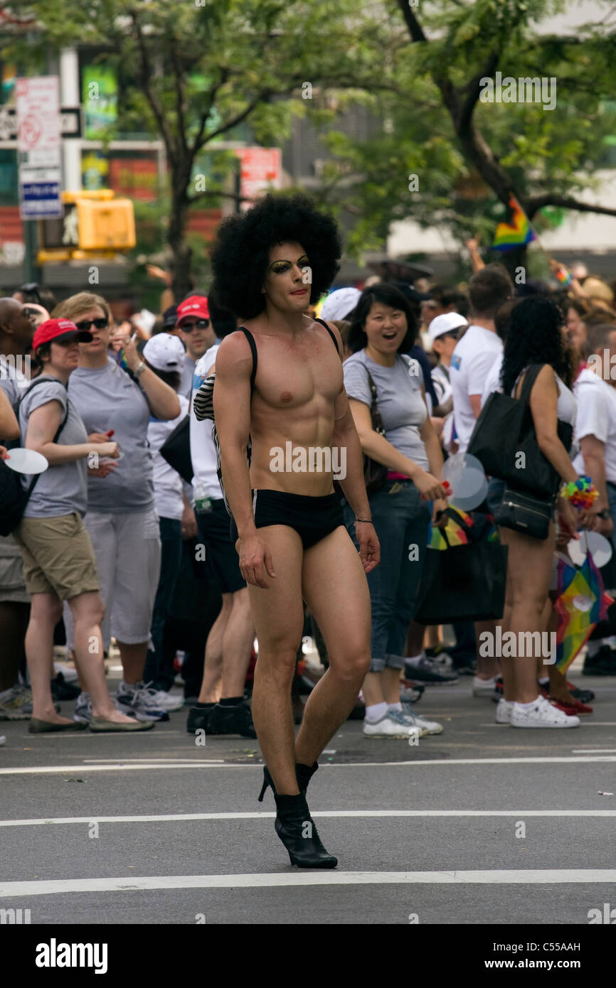 Shirtless muscolare uomo con black Afro a piedi nel 2011 Gay Pride Parade nel Greenwich Village di New York City. Foto Stock