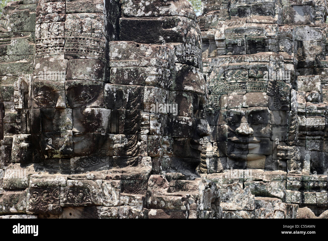 Scolpite le teste di pietra al tempio Bayon, Angkor Wat complessa, Siem Reap, Cambogia Foto Stock