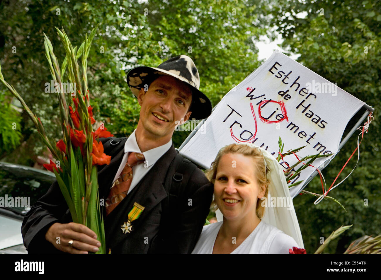 I Paesi Bassi, Nijmegen. Il Nijmegen Four-Day a piedi. L'uomo chiedendo la fidanzata per sposarsi. Foto Stock