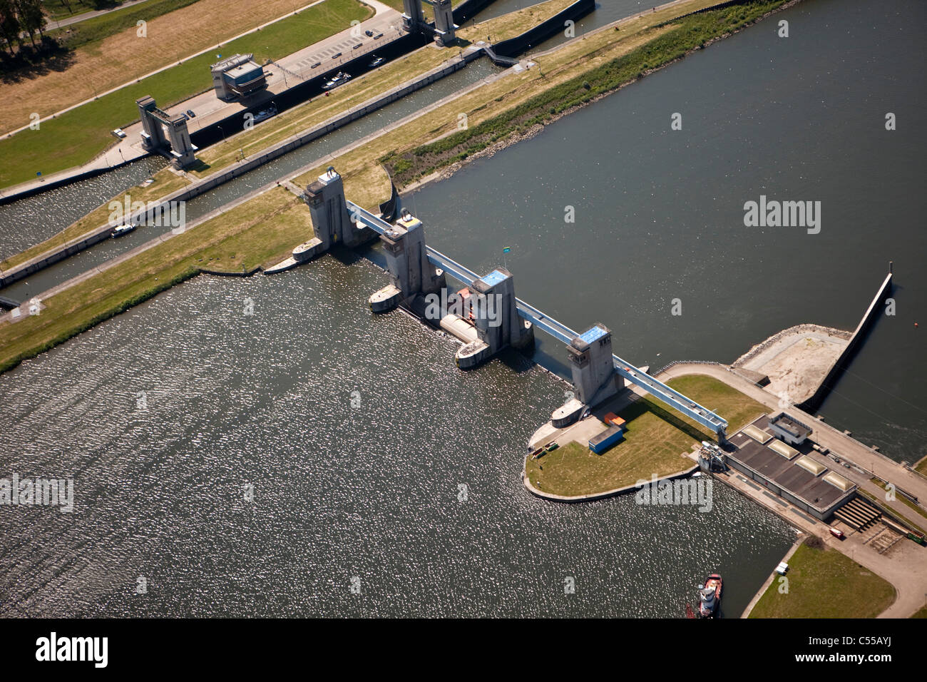 I Paesi Bassi, Maurik, inondazione-diga di controllo nel fiume Lek. Antenna. Foto Stock