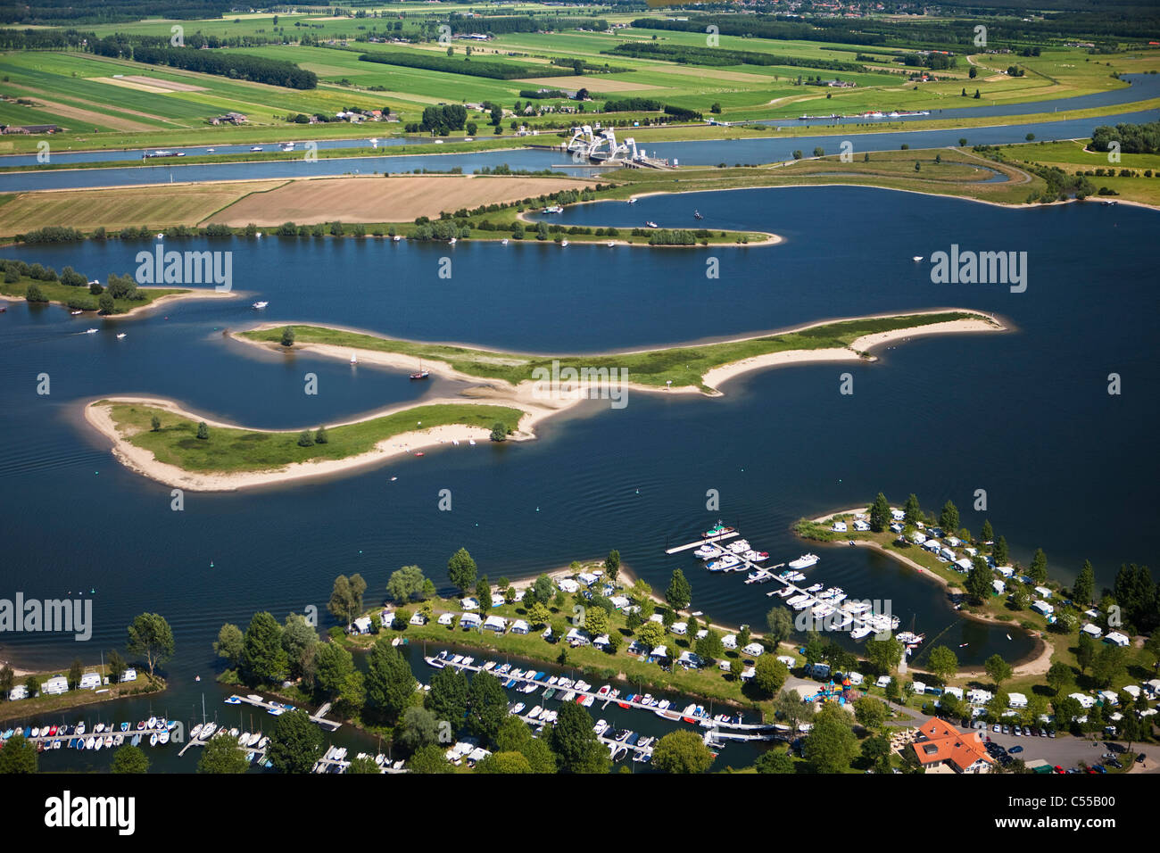 I Paesi Bassi, Maurik, Yacht-bacino, sfondo: Amerongen: alluvione-diga di controllo nel fiume Lek, chiamato anche: Neder-Rijn. Antenna. Foto Stock