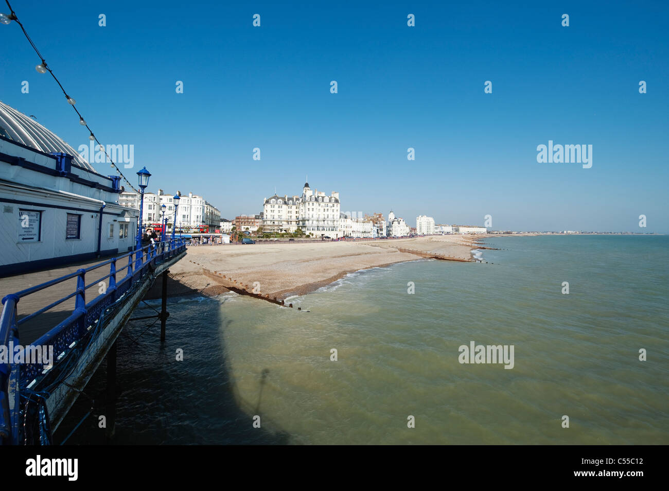 Vista di Eastbourne hotel e la spiaggia in East Sussex dal molo vittoriano Foto Stock