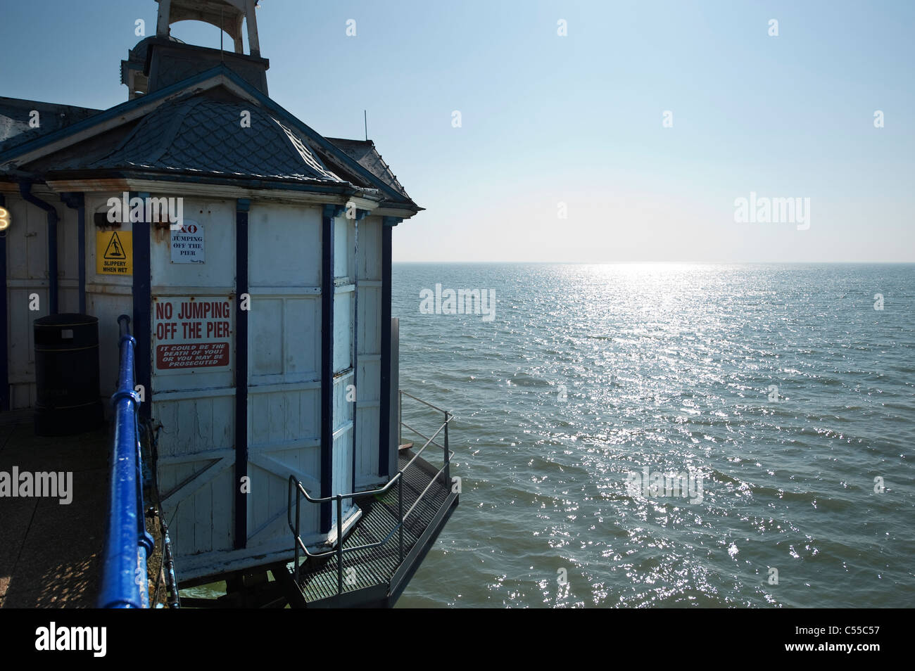 Vista del canale in inglese dal molo vittoriano a Eastbourne in East Sussex Foto Stock