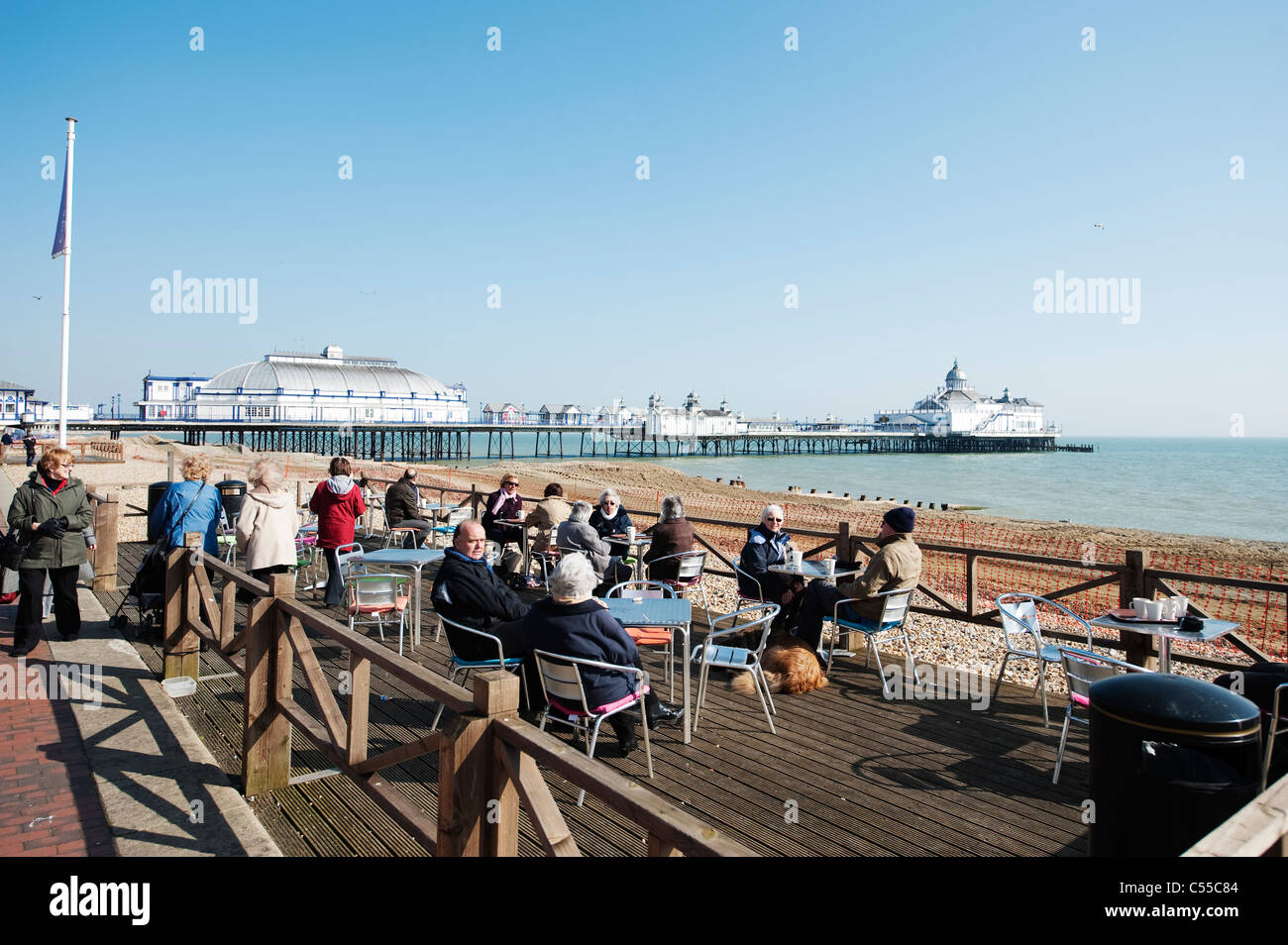 Outdoor Cafe a Eastbourne seafront in Inghilterra con il molo vittoriano in background Foto Stock