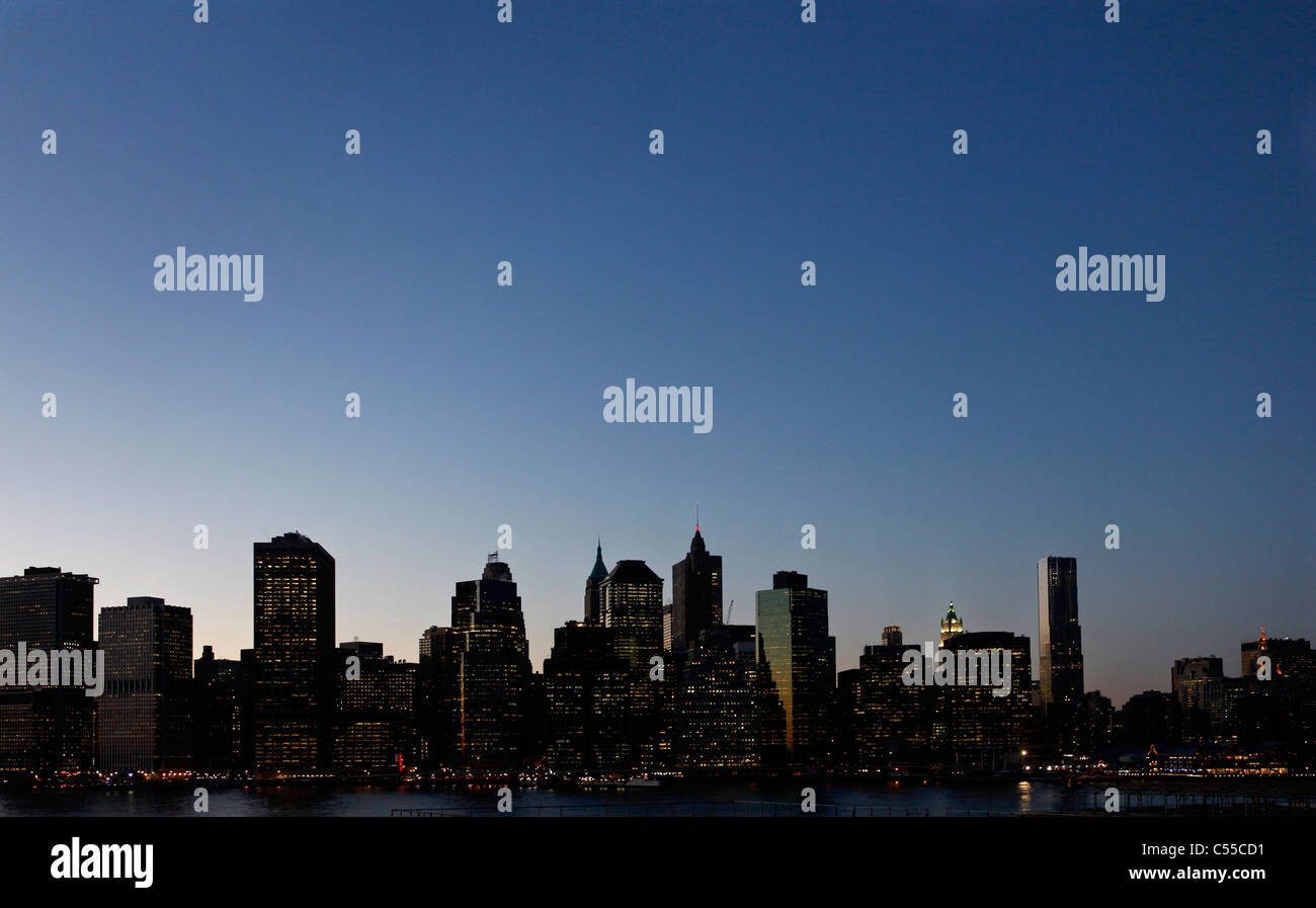 Una silhouette di downtown Manhattan,New York City, presi da Brooklyn Heights al crepuscolo Foto Stock