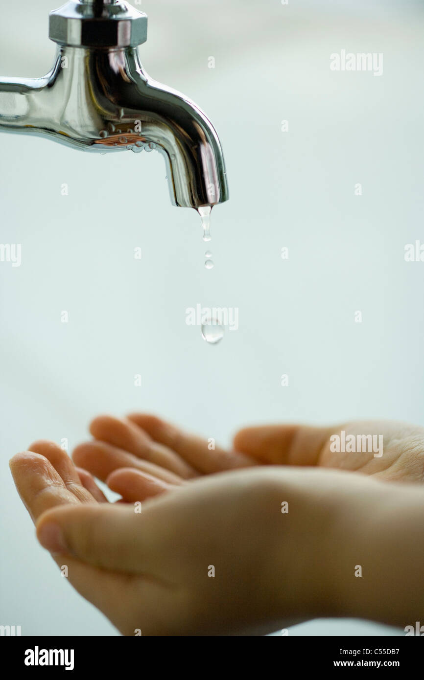 Le mani si sono riuniti per ottenere una goccia di acqua Foto Stock