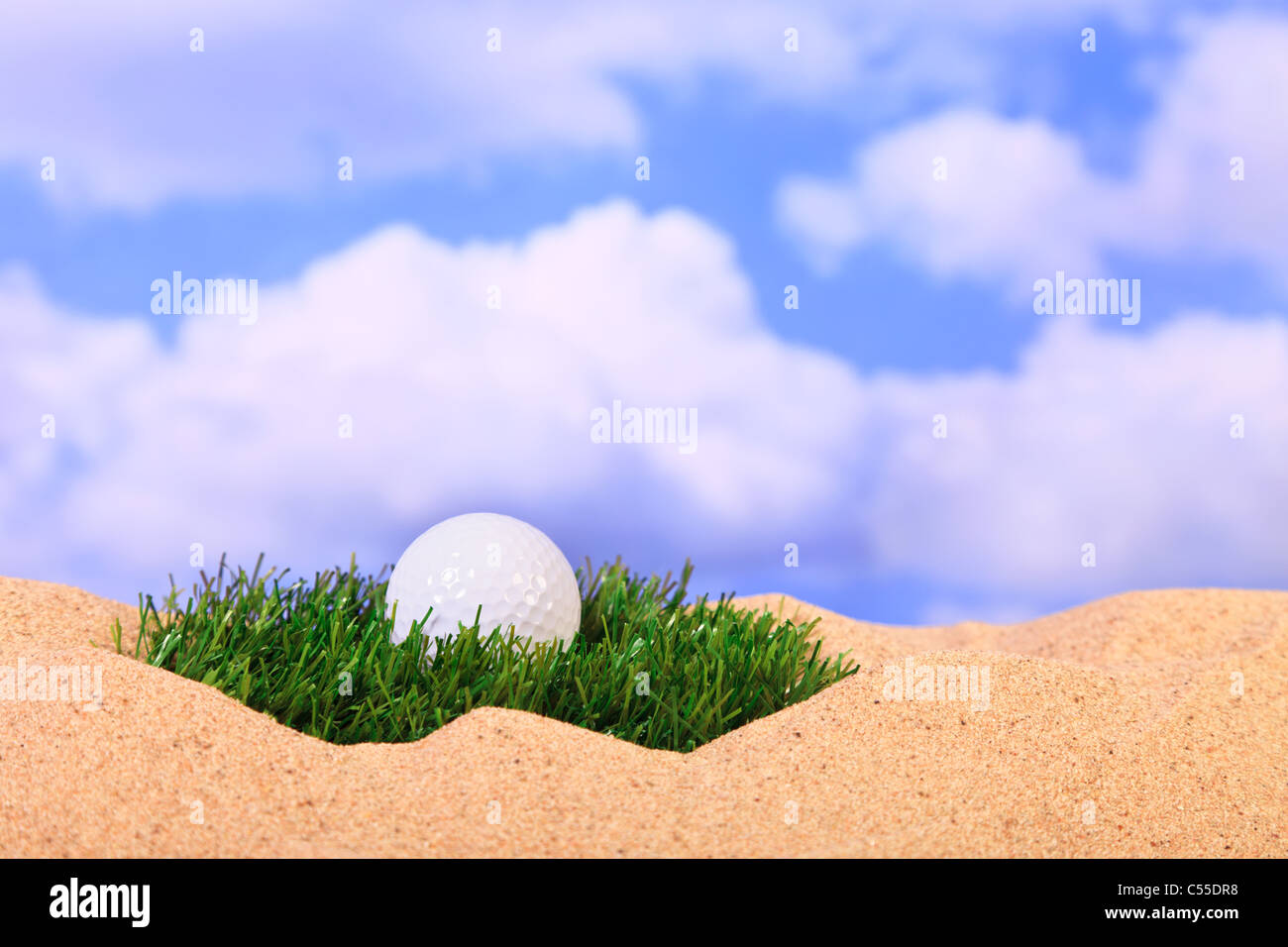 Concetto di Golf foto di una palla che giace su una chiazza di erba in un bunker. Foto Stock