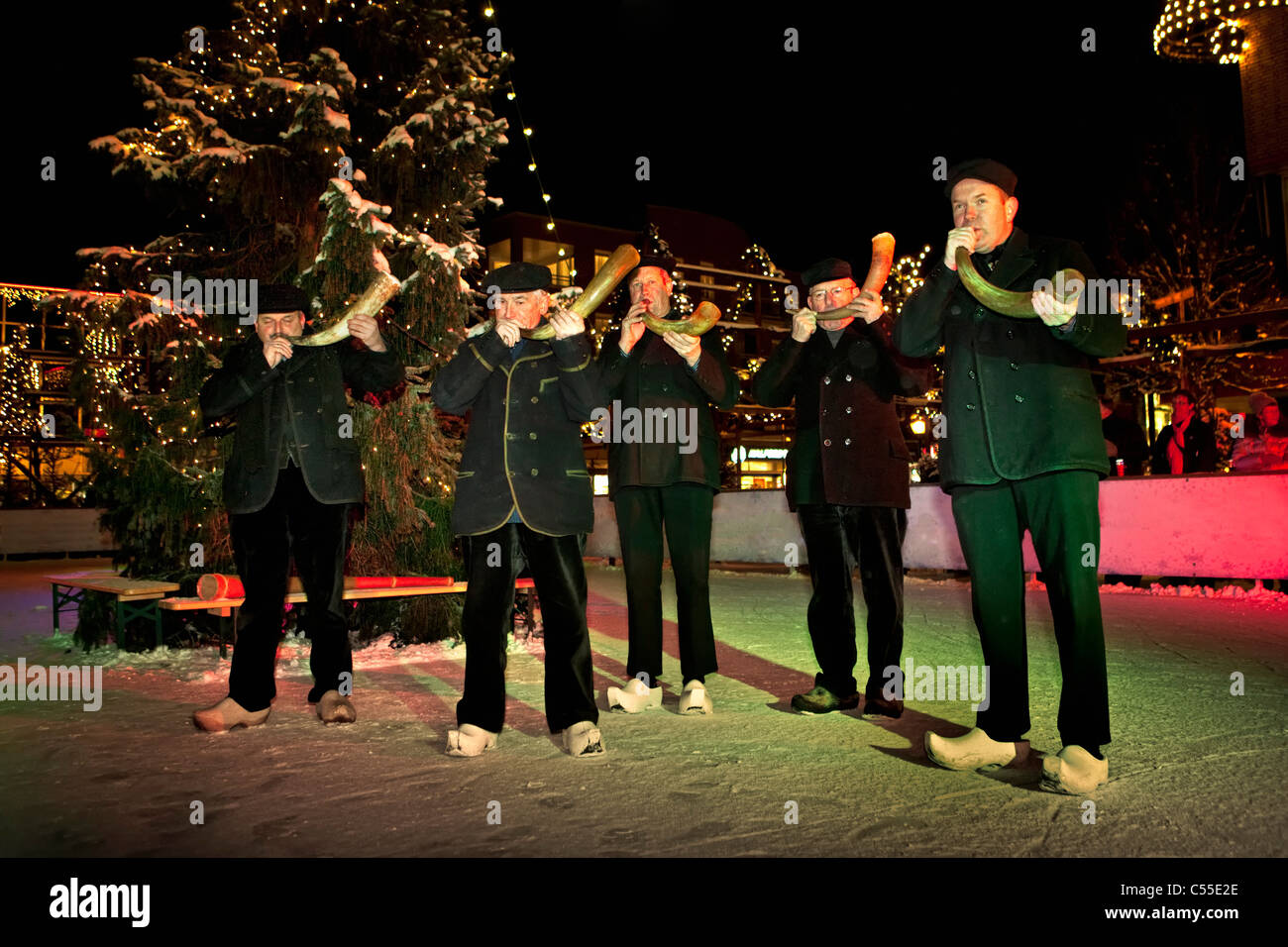 I Paesi Bassi, Winterswijk, metà inverno horn giocatori su zoccoli di legno. Foto Stock