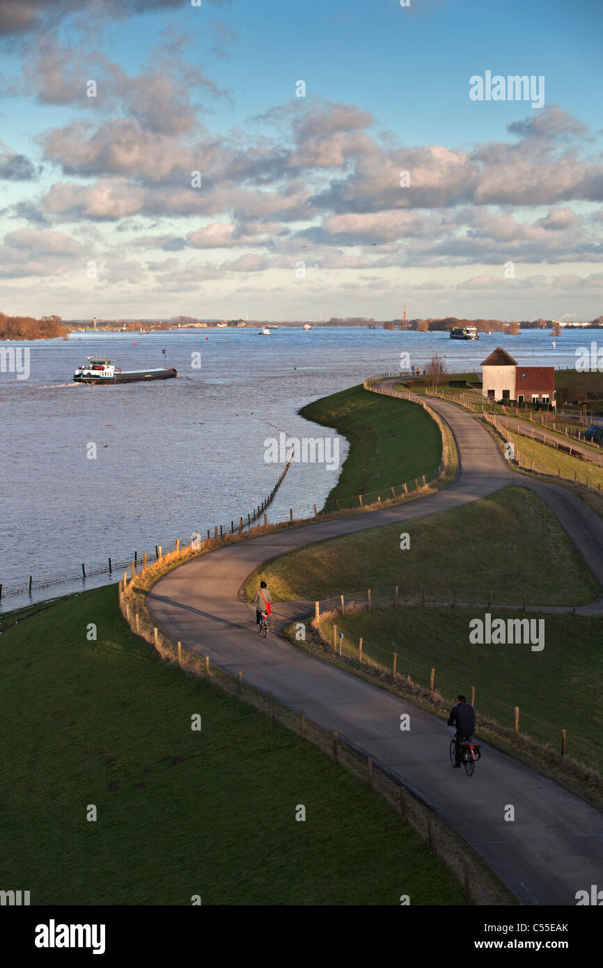 Nei Paesi Bassi, vicino Nijmegen, alto livello di acqua nel fiume chiamato Waal. dike Foto Stock