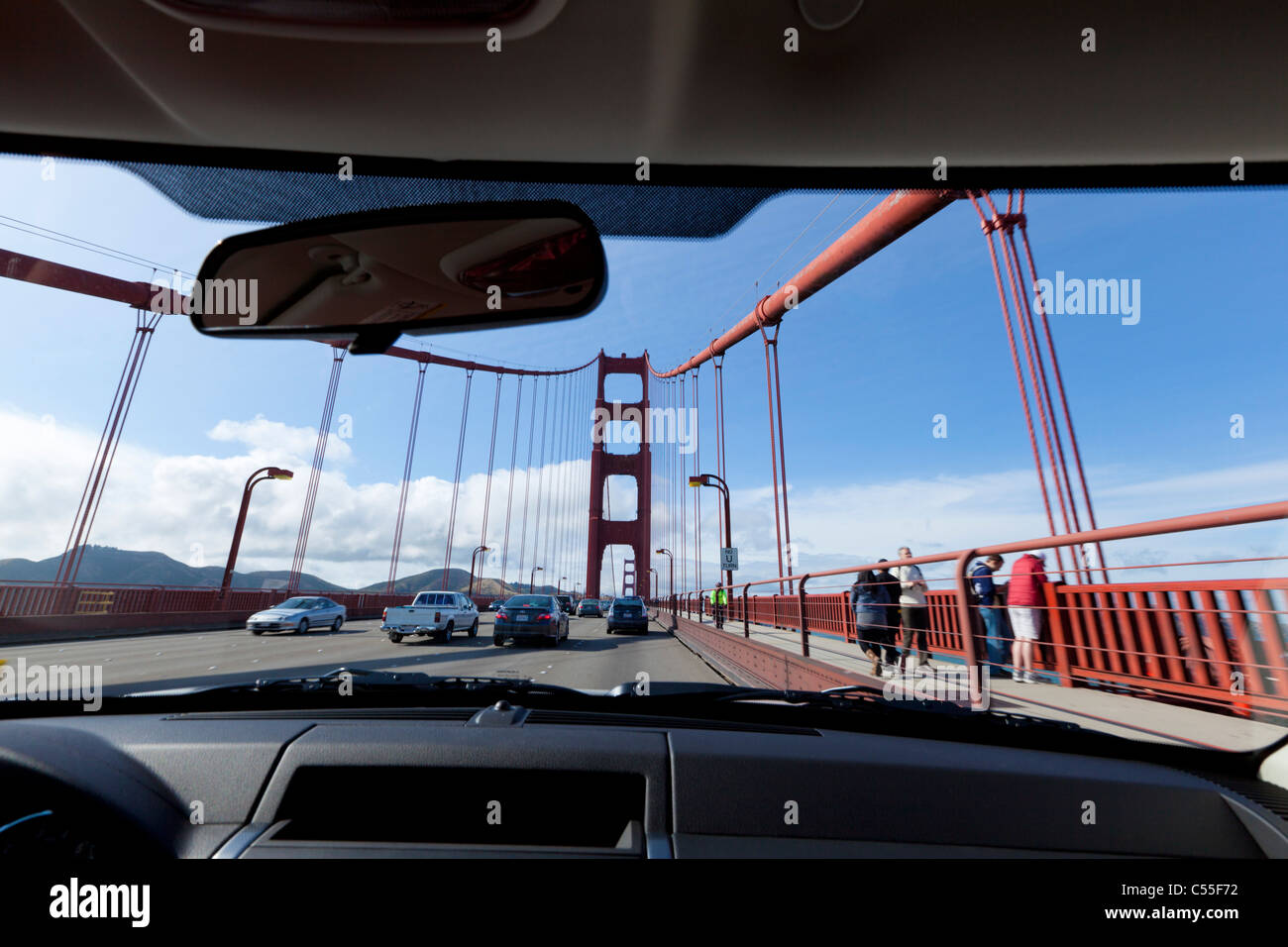 Vista attraverso il parabrezza auto guidando attraverso il Golden Gate Bridge di San Francisco in California negli Stati Uniti d'America USA Foto Stock