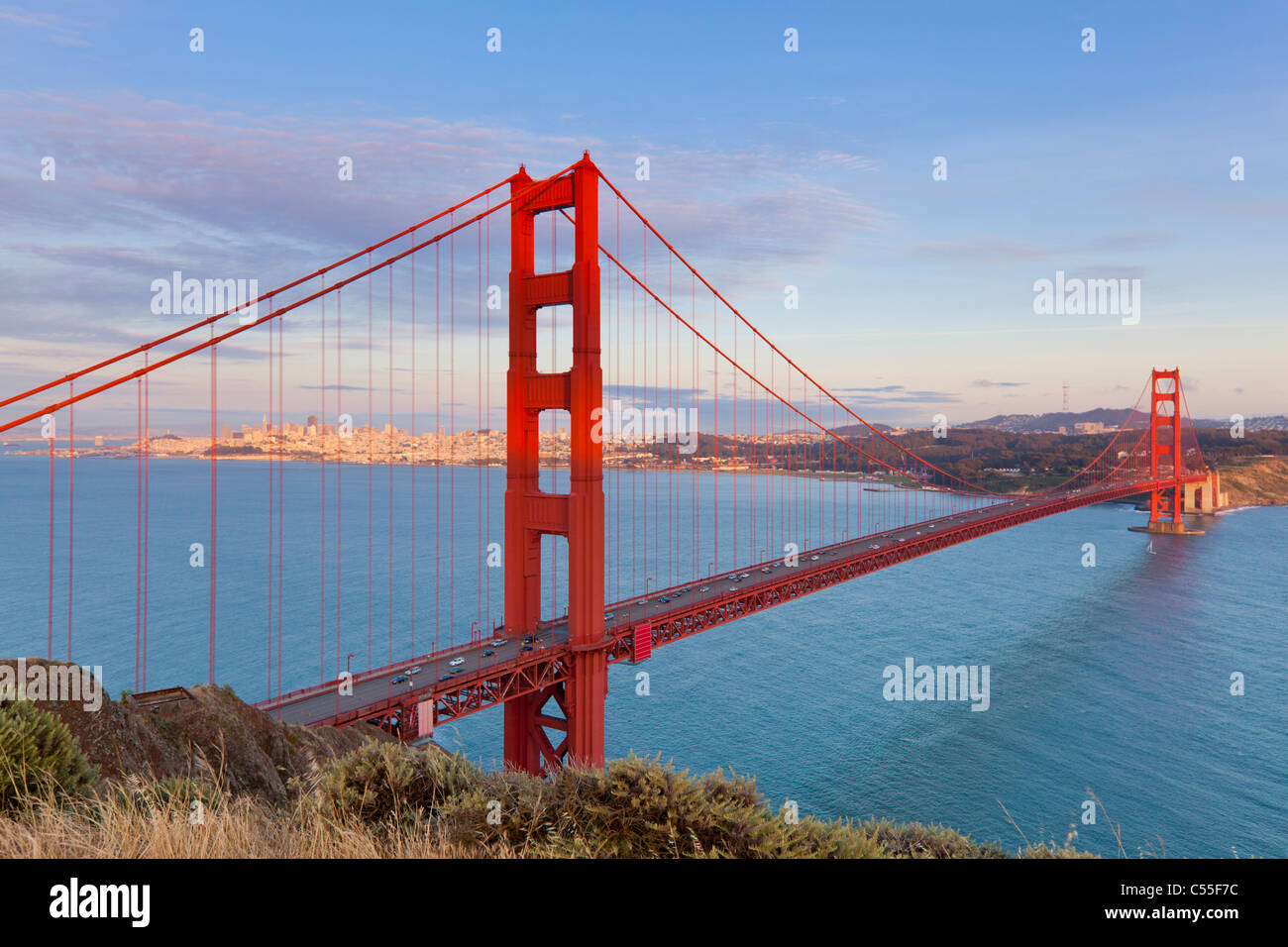 San Francisco il Golden Gate Bridge con il traffico che attraversa il ponte e da Marin County città di San Francisco in California Foto Stock