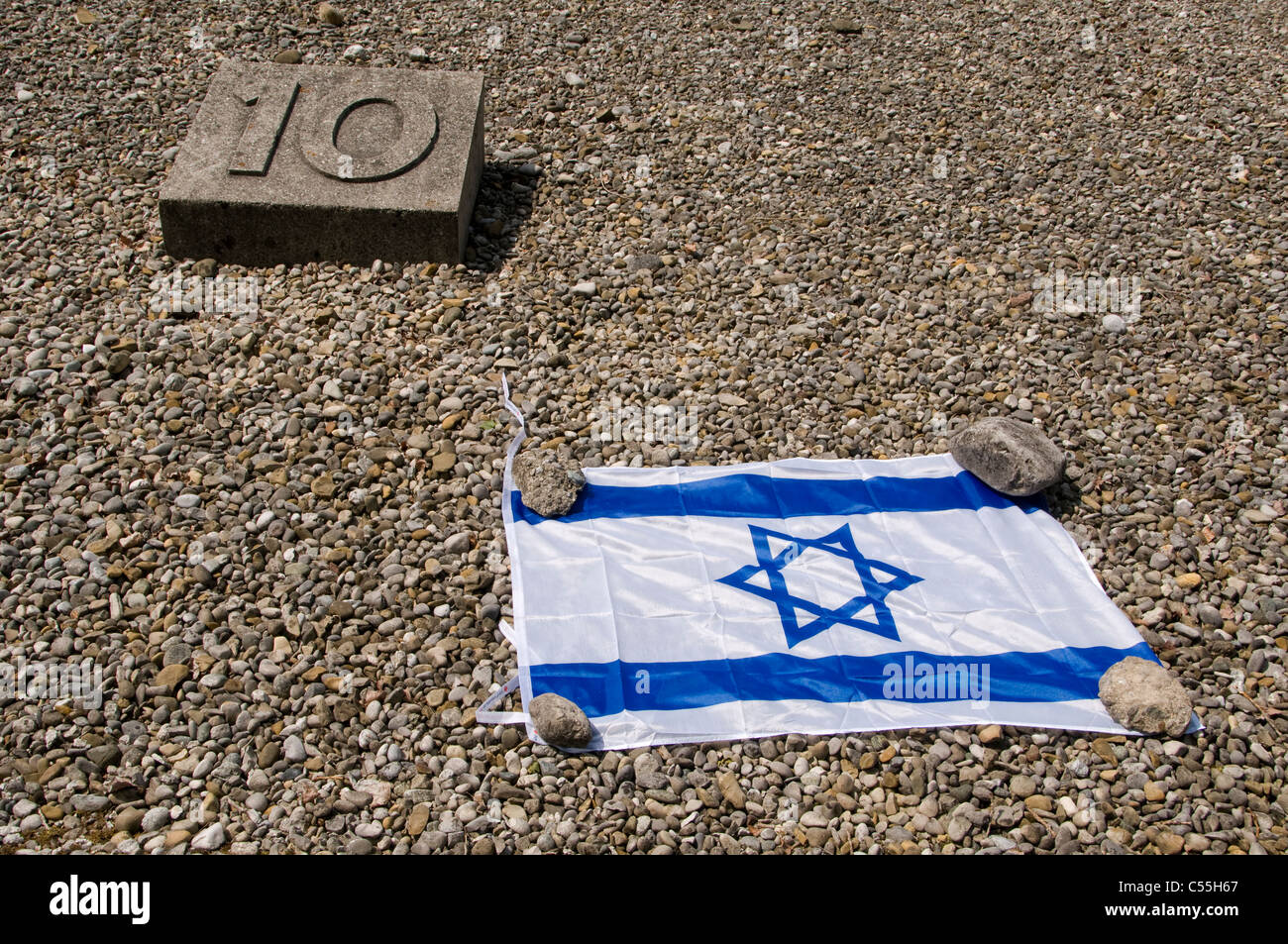 Bandiera israeliana con un marcatore dove i prigionieri barrack building #10 si è levato in piedi nel campo di concentramento di Dachau, Baviera, Germania Foto Stock