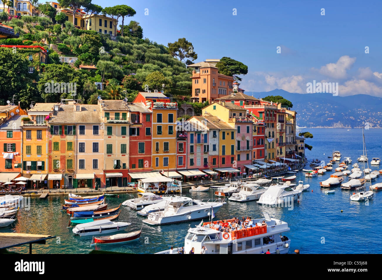 Portofino - una città portuale in Liguria sul mare mediterraneo con molti yacht. Un luogo di incontro per i ricchi. Foto Stock