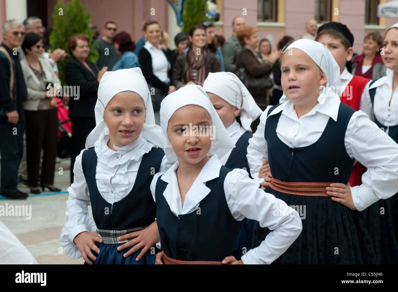 I bambini vestiti con costumi folcloristici marzo attraverso Vinkovci per  Vinkovacke Jeseni, Folk Festival si tiene annualmente, Croazia Foto stock -  Alamy