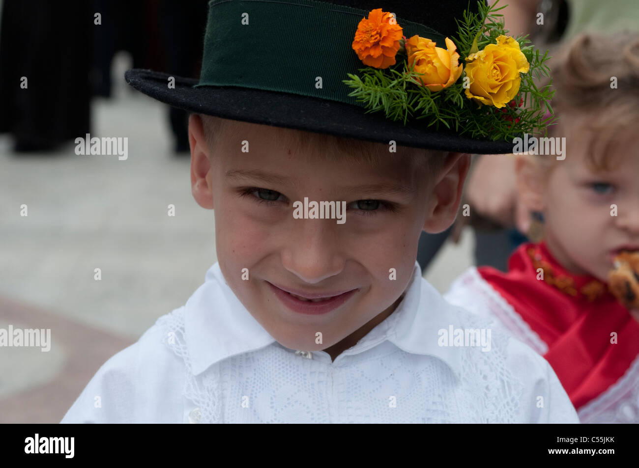 Ragazzo vestito in costumi folk per Vinkovacke Jeseni, Folk Festival che si tiene annualmente in Vinkovci, Croazia Foto Stock