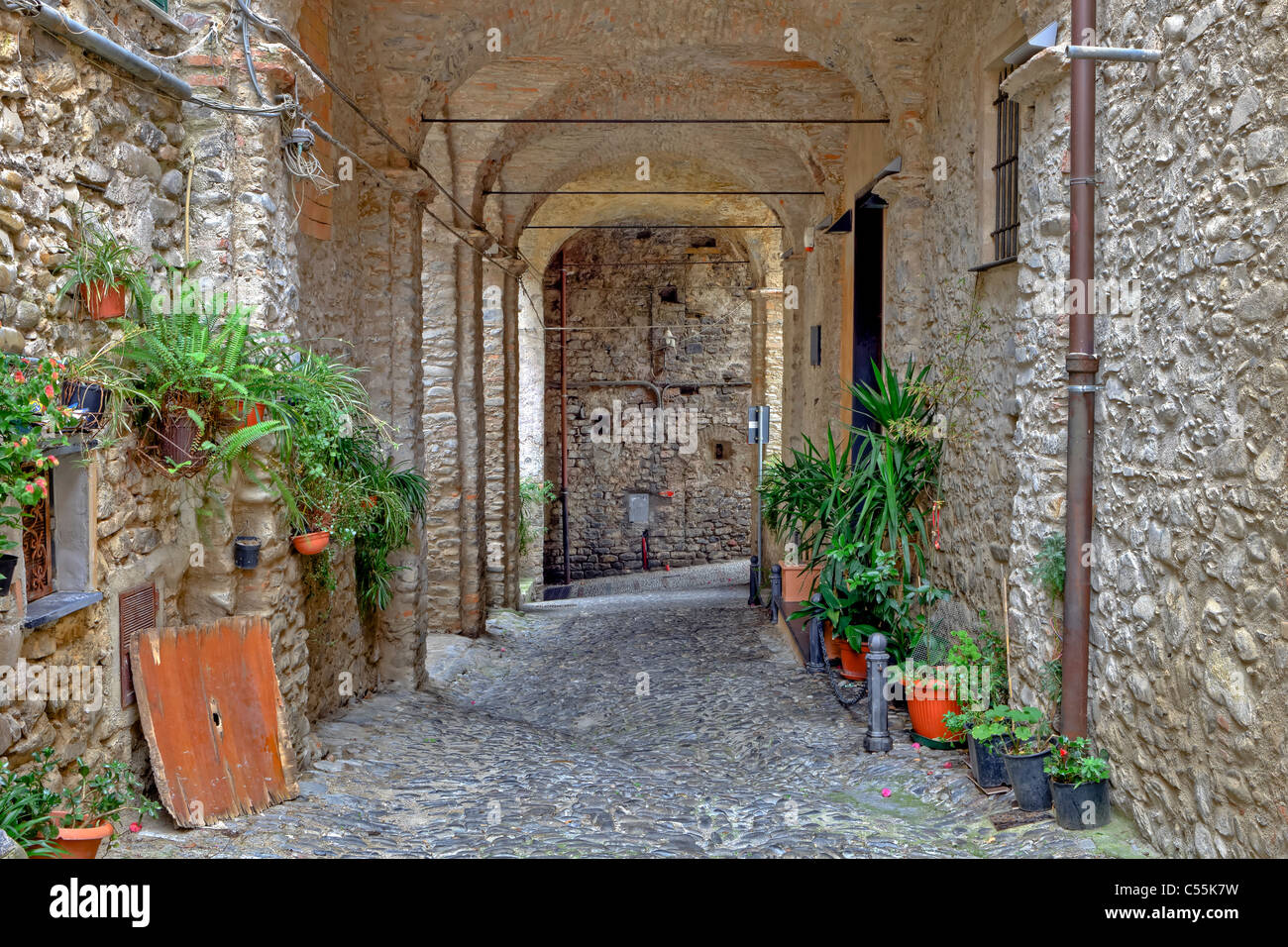 Città medievale di Taggia in Liguria, Italia, con molte strade tortuose Foto Stock