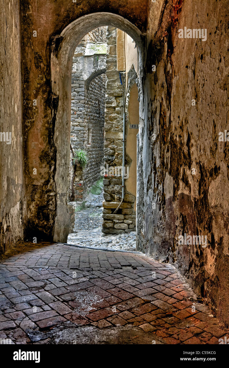 Città medievale di Taggia in Liguria, Italia, con molte strade tortuose Foto Stock