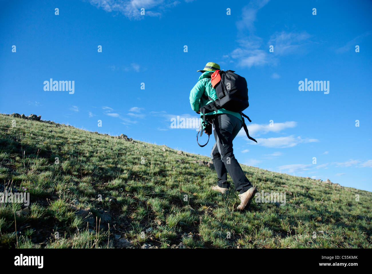 L'uomo salire la montagna Foto Stock