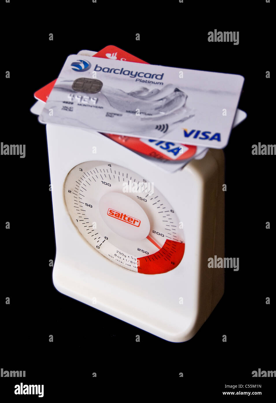 Le carte di credito su scale, pesante con debito andando in rosso. Foto Stock