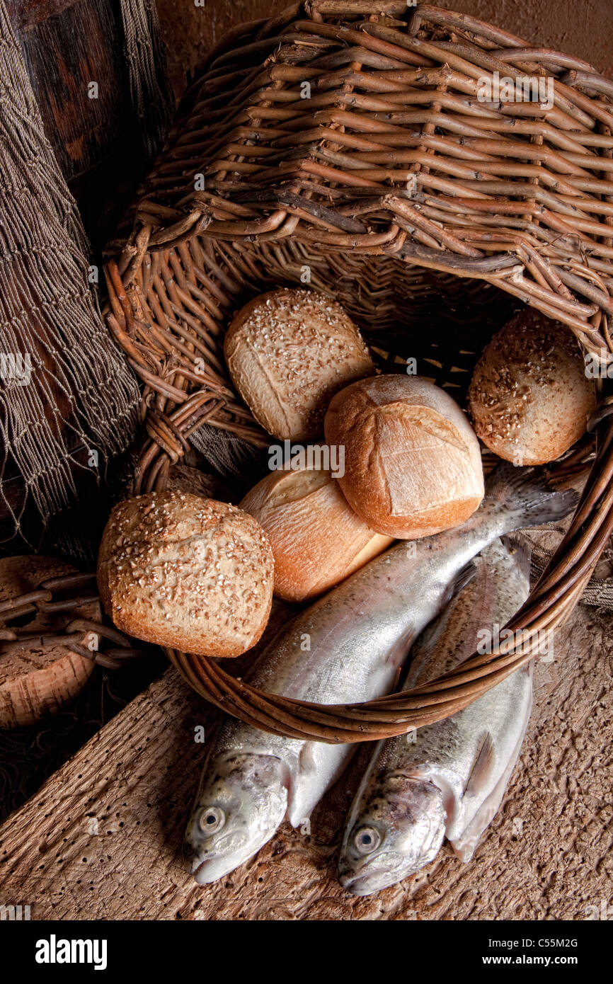 I religiosi di vita ancora per le pagnotte di pane, pesca net, basket e due  di pesce fresco Foto stock - Alamy