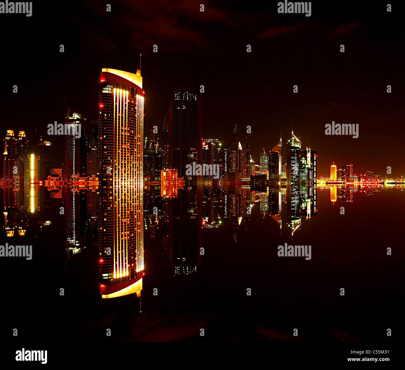 Dubai centro di notte con la riflessione in acqua, design moderno della città nuova Foto Stock