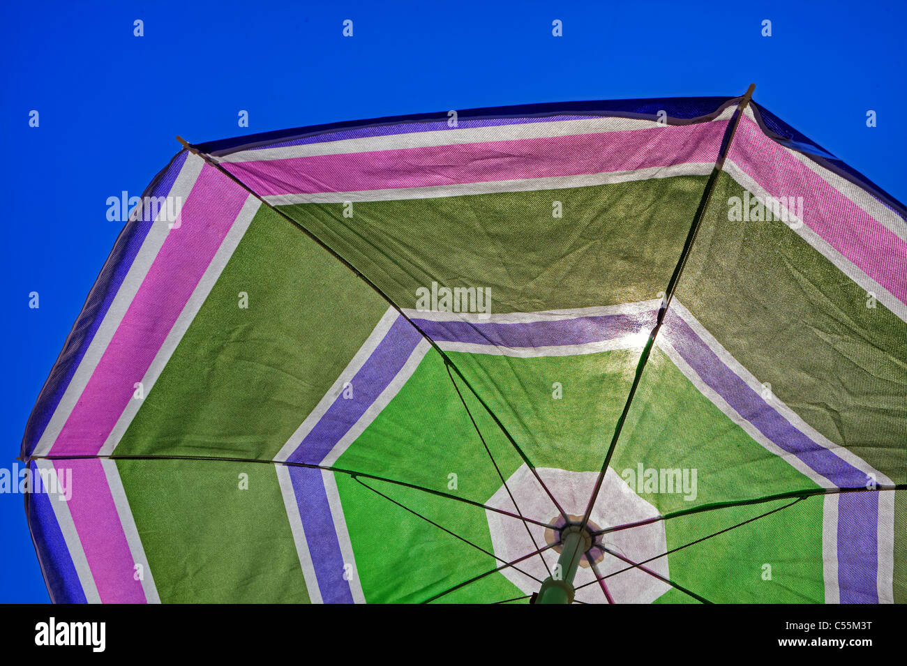 Un ombrellone al sole di Italia Foto Stock