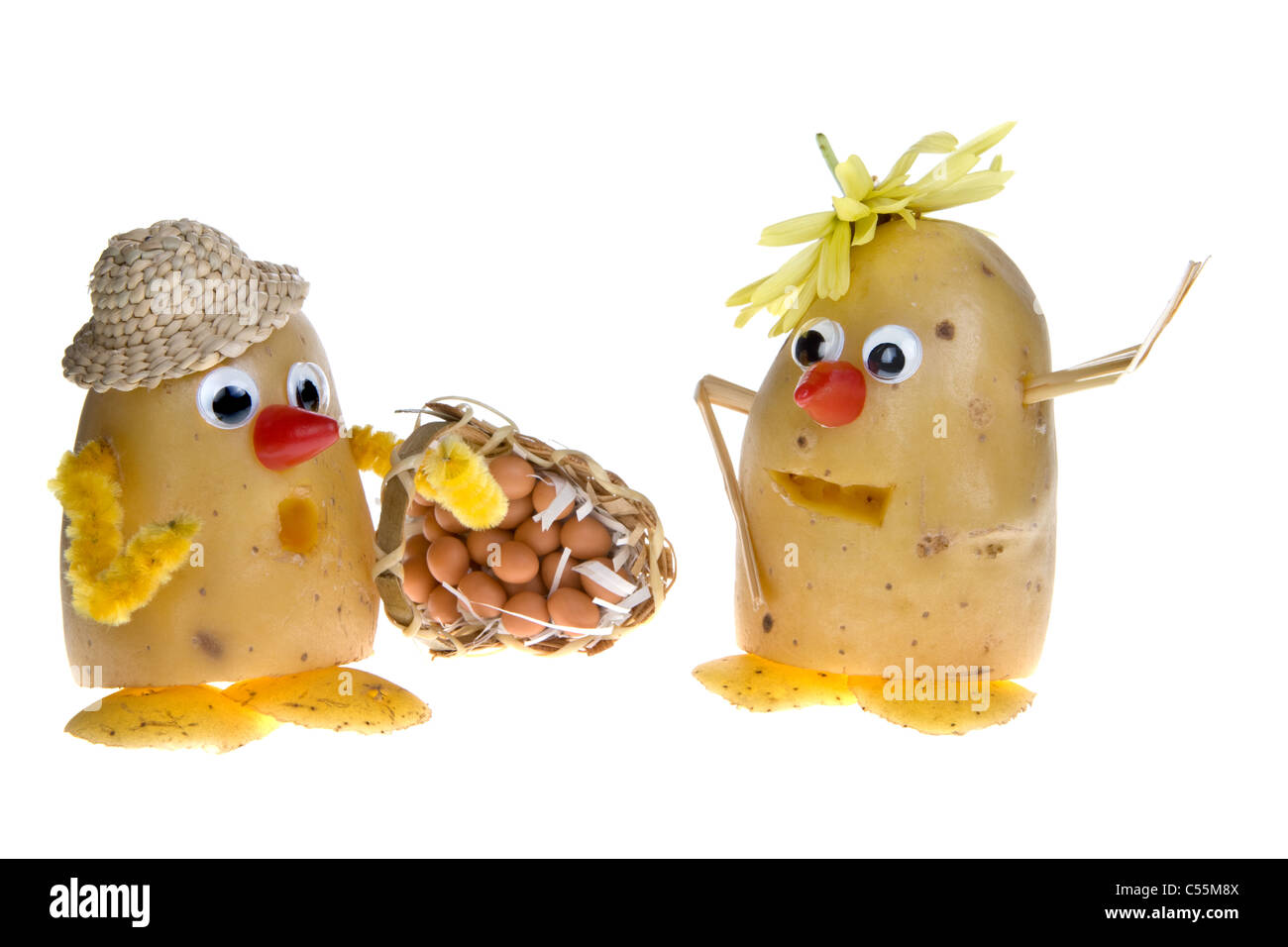 Divertente scena di due patate indossando cappelli e googly occhi Foto Stock Divertente scena di due patate indossando cappelli e googly occhi Foto Stock