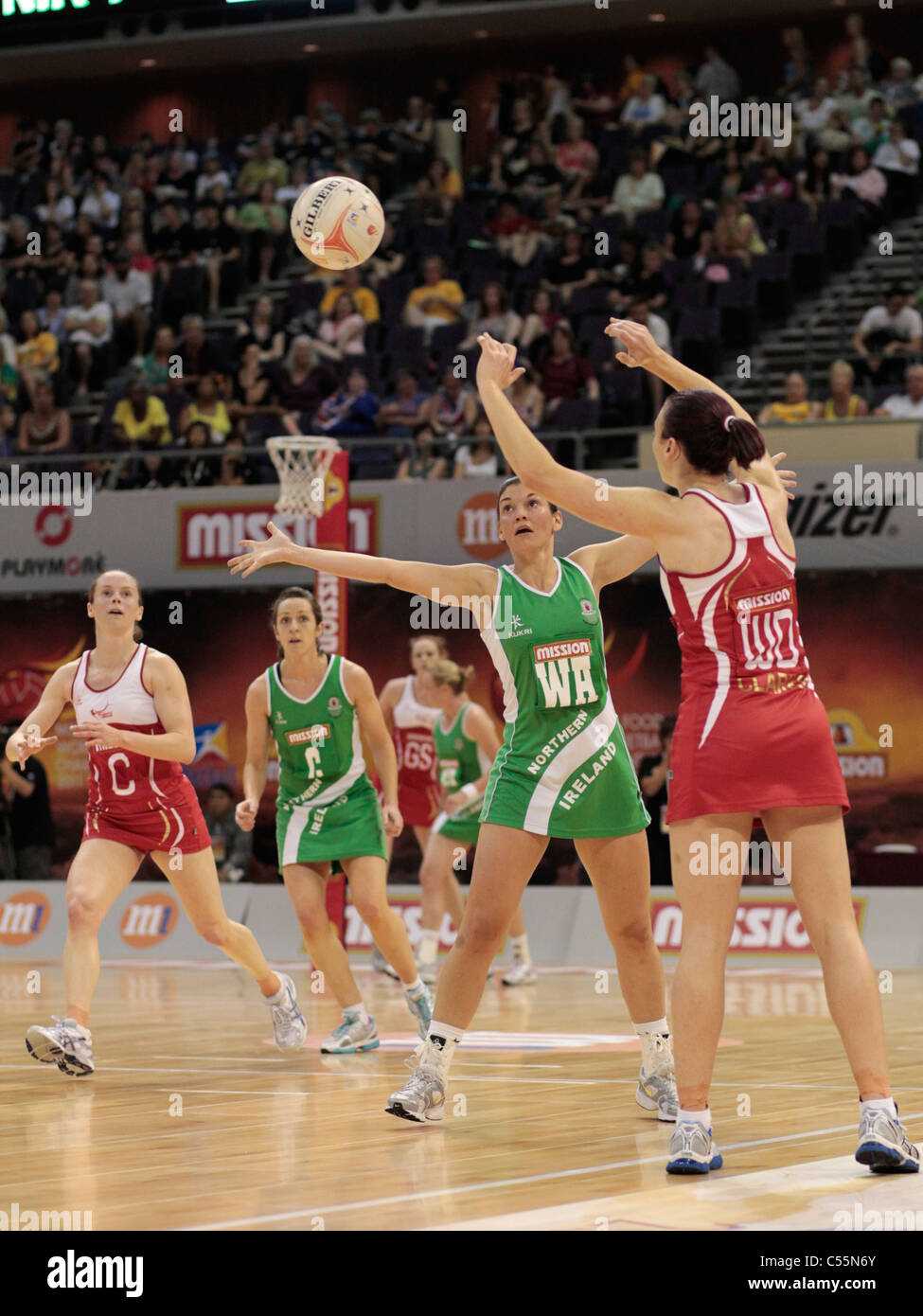 08.07.2011 Jade Clarke di Inghilterra(a destra) lob a passare su Hannah Irvine durante il quarto di finale tra Inghilterra e Irlanda del Nord, Mission Foods World Netball Championships 2011 dal Singapore Indoor Stadium di Singapore. Foto Stock