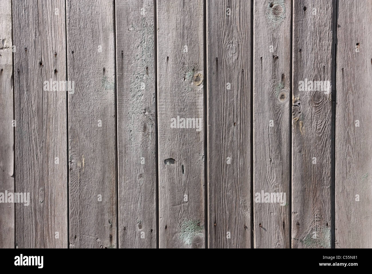 Un frammento di un vecchio, grigio, recinzione di legno Foto Stock
