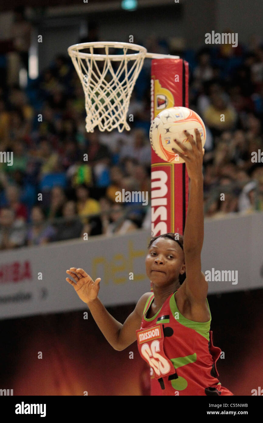 08.07.2011 Mwayi Kumwenda del Malawi in azione durante il quarto di finale tra Australia e il Malawi, Mission Foods World Netball Championships 2011 dal Singapore Indoor Stadium di Singapore. Foto Stock