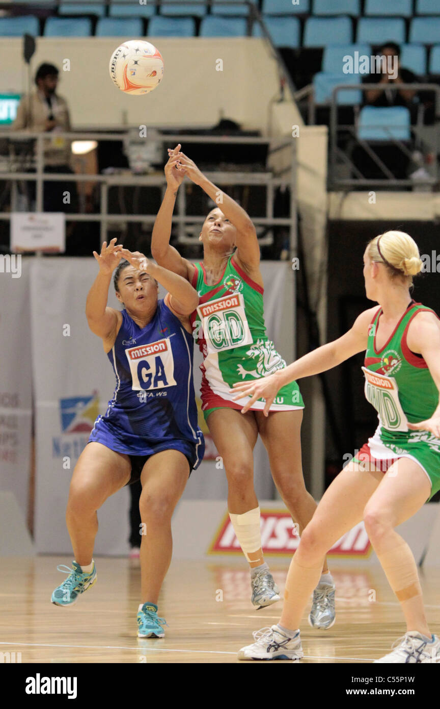 08.07.2011 Sara Hale del Galles(centro) battaglie con Shirin Chang per la palla durante il posizionamento 9-12 tra Samoa e il Galles, Mission Foods World Netball Championships 2011 dal Singapore Indoor Stadium di Singapore. Foto Stock