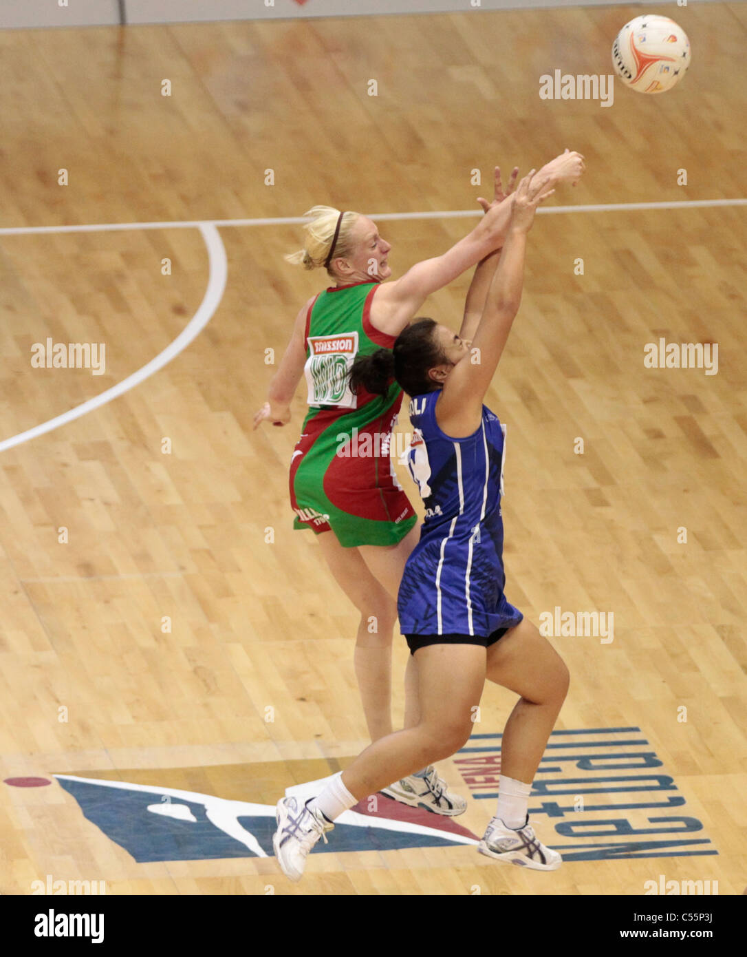 08.07.2011 Stephanie Williams del Galles (sinistra) battaglie con Lyterra Sosoli per la palla durante il posizionamento 9-12 tra Samoa e il Galles, Mission Foods World Netball Championships 2011 dal Singapore Indoor Stadium di Singapore. Foto Stock