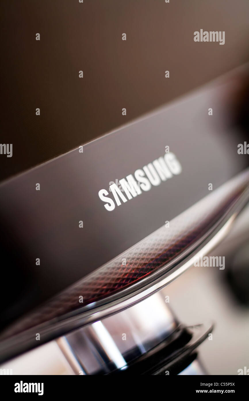 Close-up foto di Samsung tv a schermo piatto. DOF poco profondo, concentrarsi sul logo Samsung. Foto Stock