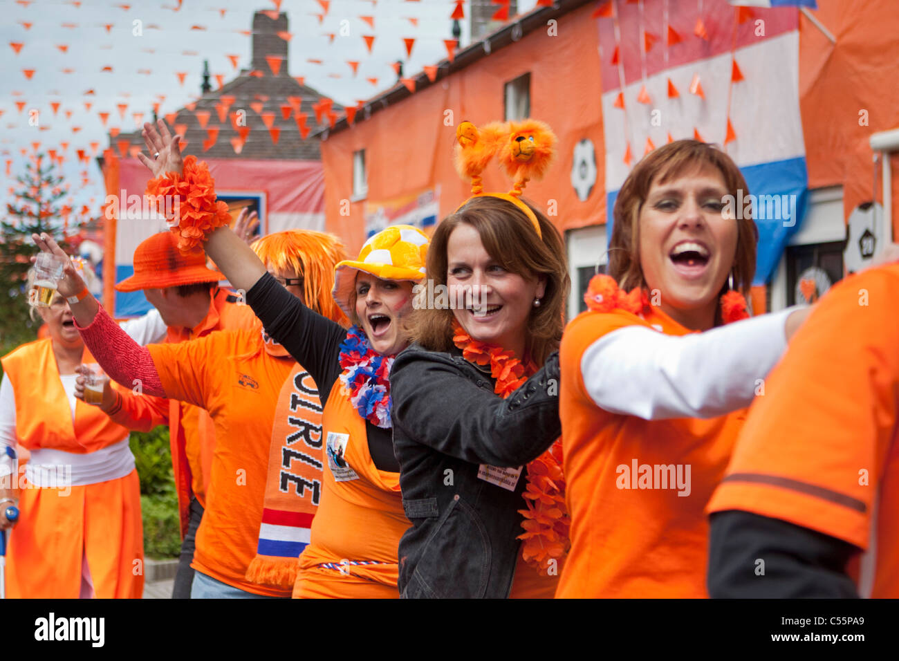 I Paesi Bassi, Goirle, Arancione decorata via Irene Straat. Celebrando la vittoria sul Giappone durante la Coppa del Mondo di Calcio 2010. Foto Stock