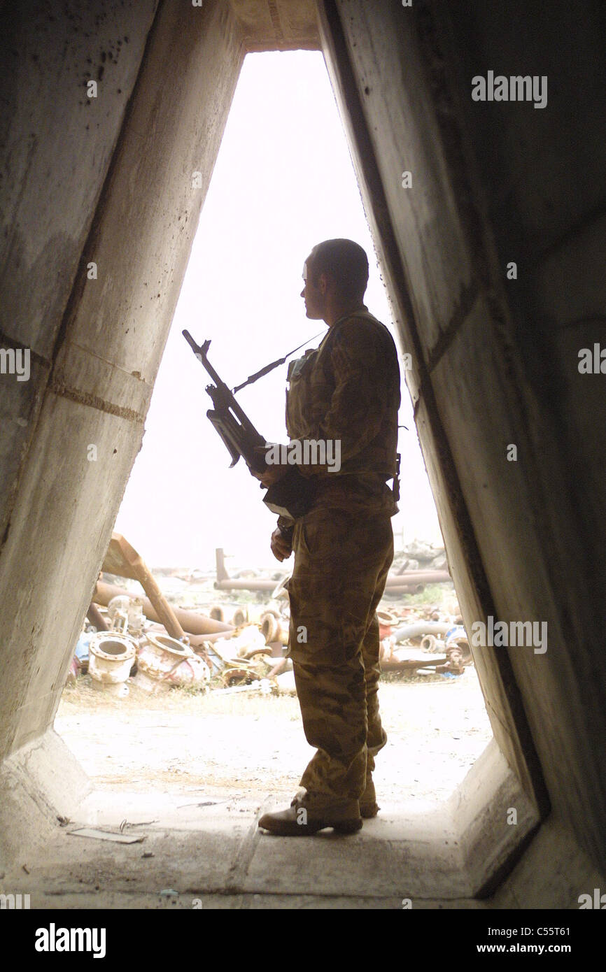 Un Royal Fusiler/ratto del deserto si erge a guardia di una struttura durante l'invasione dell'Iraq nel 2003. Foto Stock