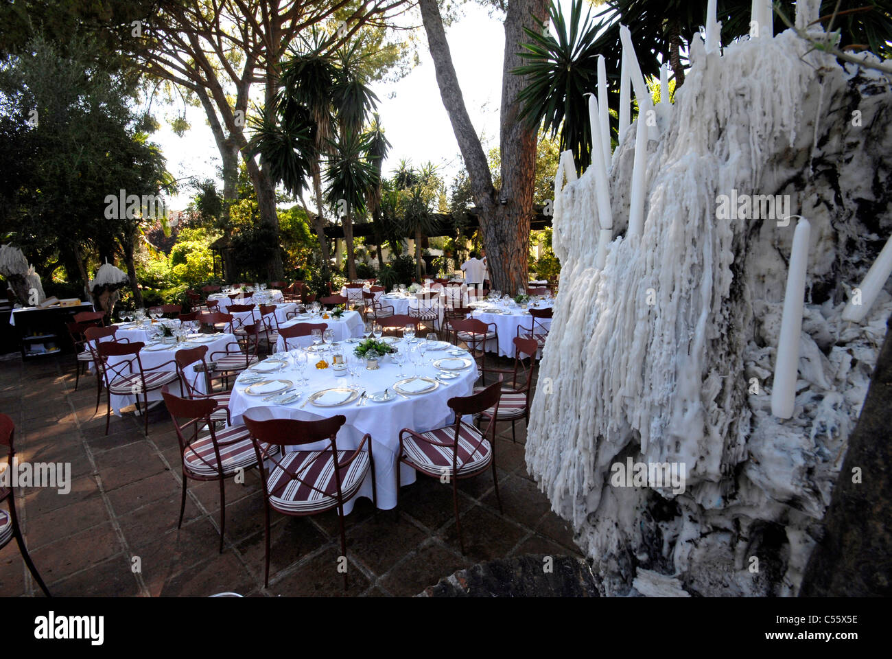 Grande scultura di cera luce nel giardino di Marbella Club Foto Stock