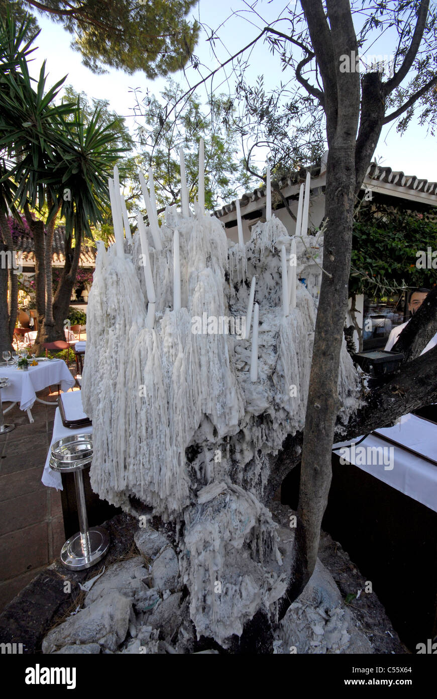 Grande scultura di cera luce nel giardino di Marbella Club Foto Stock