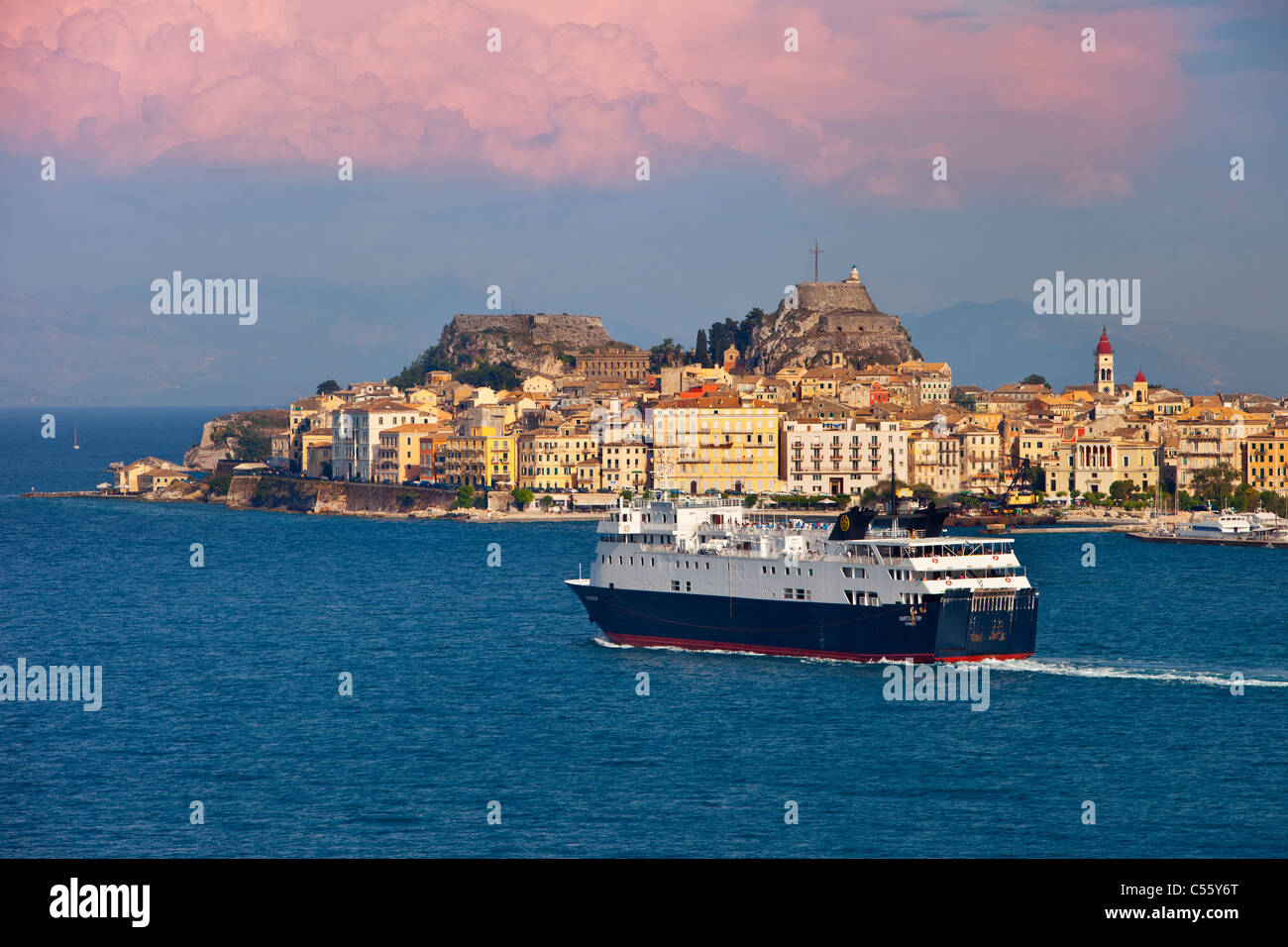 Ferry boat sails passato gli edifici di vecchia città di Corfù (Corfu), Corfu Grecia Foto Stock