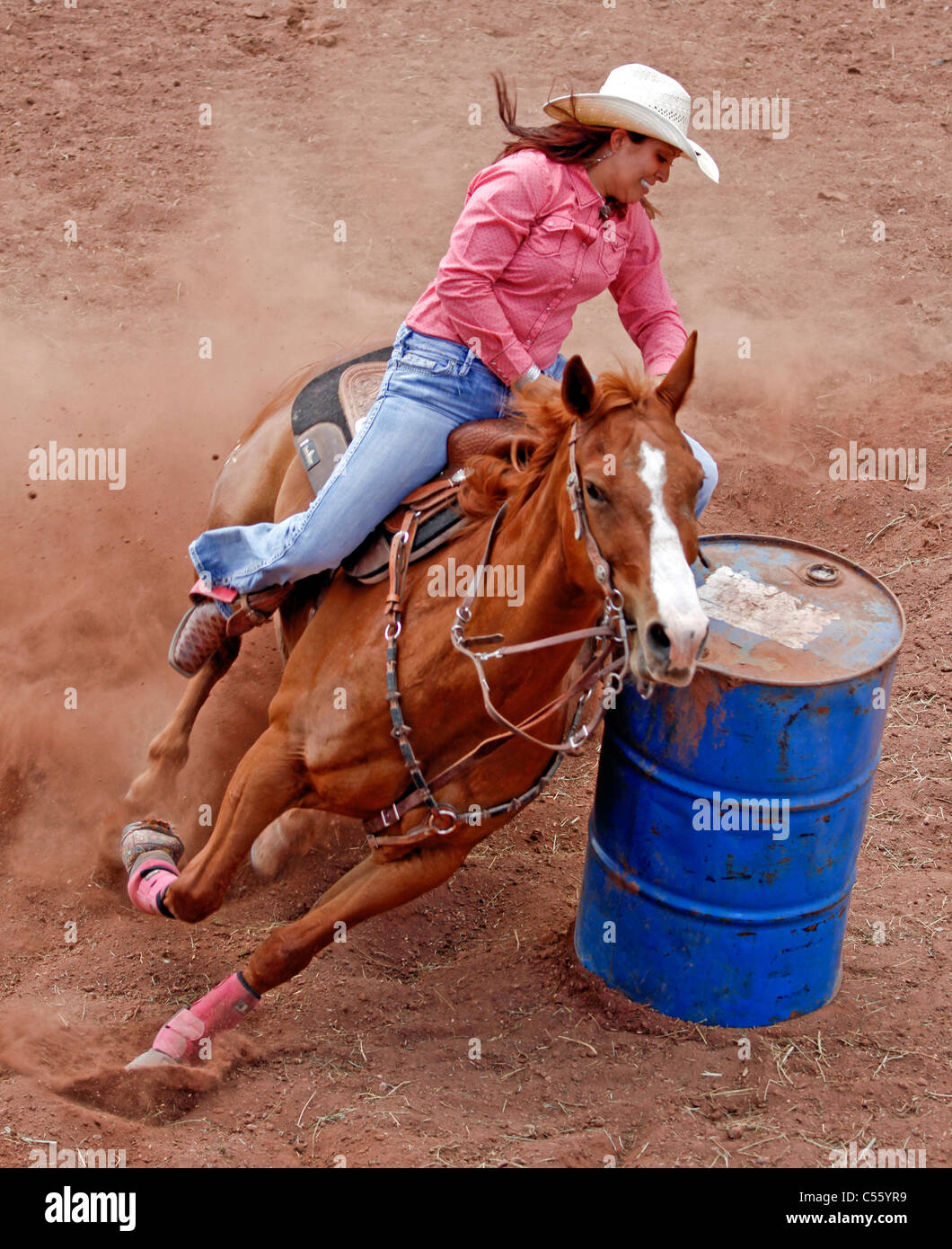 La donna a competere in Barrel racing event all annuale Rodeo indiano tenutasi a Mescalero, Nuovo Messico. Foto Stock