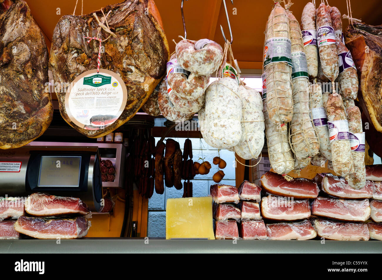 La salumeria, carne shop, street fair, Bolzano, Italia. Foto Stock